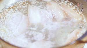 五花肉切塊，加姜片焯水備用。