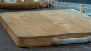 【面皮】3.案板撒點糯米粉，將面團搓成均勻的小團子。