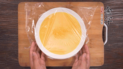 去除雞蛋液浮沫后，沸水上鍋蒸6分鐘。