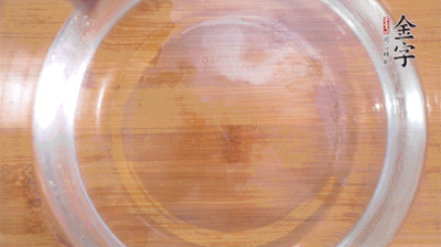 金字火腿切小片，浸泡5分鐘。