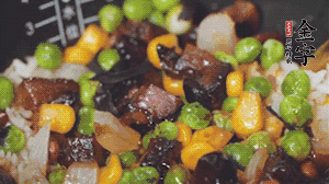 出鍋前加蠔油、生抽調(diào)味，撒點(diǎn)熟白芝麻即可。