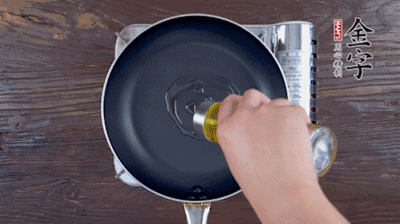 魚頭對(duì)開，洗凈瀝干。鍋中加油，把魚頭兩面煎至金黃色，期間加蔥姜，每面約需時(shí)2-3分鐘。