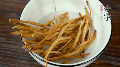 黃花菜、香菇提前泡發(fā)。黃花菜去掉硬頭，香菇切片。