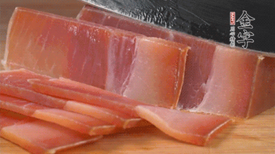 金字火腿切片，溫水浸泡5分鐘。