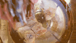 鍋中依次放姜片、排骨、火腿，加料酒、清水煮開轉(zhuǎn)小火煮30分鐘。