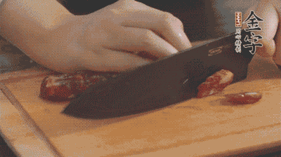 金字土香腸切片，香菇切丁。