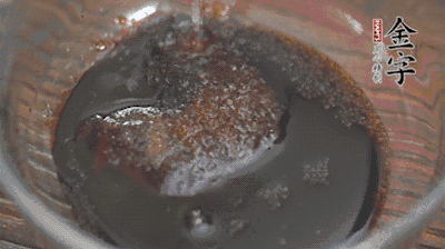 調(diào)配醬汁：耗油、生抽、老抽、糖、鹽、清水?dāng)嚢杈鶆颉?>
					</div>
					<span>步驟 3/5</span>
					<p>調(diào)配醬汁：耗油、生抽、老抽、糖、鹽、清水?dāng)嚢杈鶆颉?/p>
				</li><li>
					<div   id=