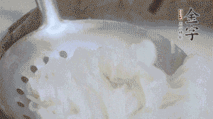 米粉煮熟過涼水備用。