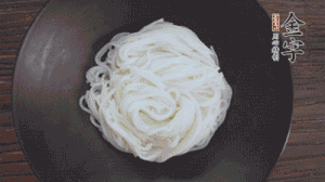 依次放入黃瓜絲、花生米、燙熟的豆芽、麻辣香腸、香菜、擺盤即可。