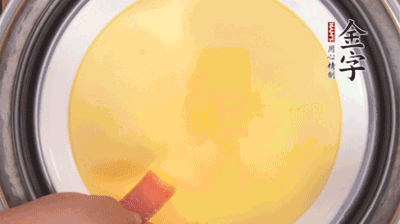 將火腿片均勻鋪上，繼續(xù)蒸6分鐘。