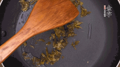 鍋中3成油溫時，下雪菜、辣椒圈翻炒40秒。