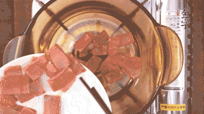 砂鍋中依次放火腿片、豆腐，大火燉開轉中小火。