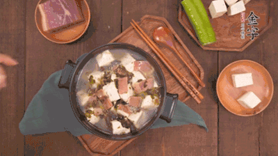 出鍋前撒蔥花。