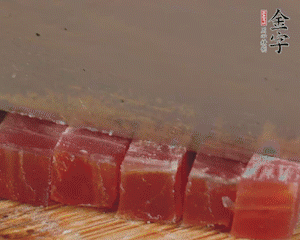 金字火腿切丁，春筍剝殼切丁，豌豆剝粒。