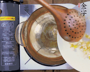 春筍丁焯水，1分鐘后加火腿丁一同汆燙1分鐘。