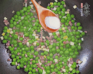 加水、料酒、鹽燒2分鐘即可。