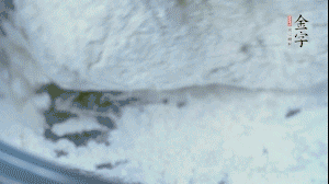 【面皮】2.將糯米粉和粳米粉混合，加煮好的艾草和適量清水，揉搓成面團。