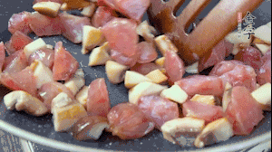 【餡料】4.鍋中油8成熱時，依次放入菌菇丁、香腸丁，適當放點糖調味，炒熟。