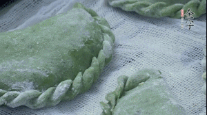 【制作】2.蒸架上墊浸濕的屜布，再放上清明果，大火蒸10~15分鐘，完成，出鍋啦！