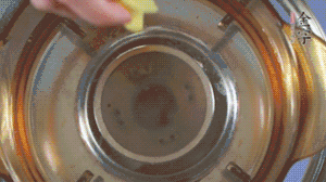 金字淡咸肉加姜片、料酒，冷水入鍋焯水。