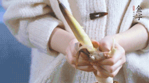 春筍切滾刀塊，加少許鹽，焯水備用。