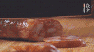 金字麻辣香腸切片，小青菜焯熟備用。