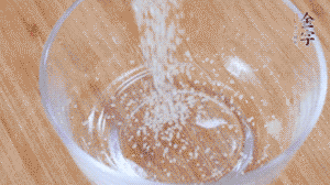 制作醬汁：1湯匙蠔油、1湯匙涼開(kāi)水、2湯匙生抽、1/2湯匙白砂糖、少許辣椒圈。