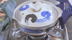 每隔30s將鍋傾斜一側(cè)。（受熱更均勻，鍋巴更噴香）