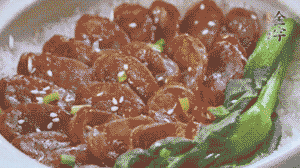 燜好后放入小青菜，均勻淋上醬汁，撒上蔥花或芝麻即可。