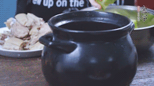 另起砂鍋，依次放入蘿卜、羊肉、火腿蹄片，加料酒、清水沒過食材。