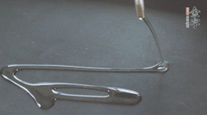 鍋中加少許油，爆香蔥姜蒜、香料 ，喜歡麻的也可以加點(diǎn)花椒！接著放入郫縣豆瓣醬煸炒出紅油。