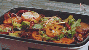 加入金字麻辣香腸，翻炒5分鐘左右。再加入之前準(zhǔn)備好的蔬菜，翻炒均勻，最后放入蝦。