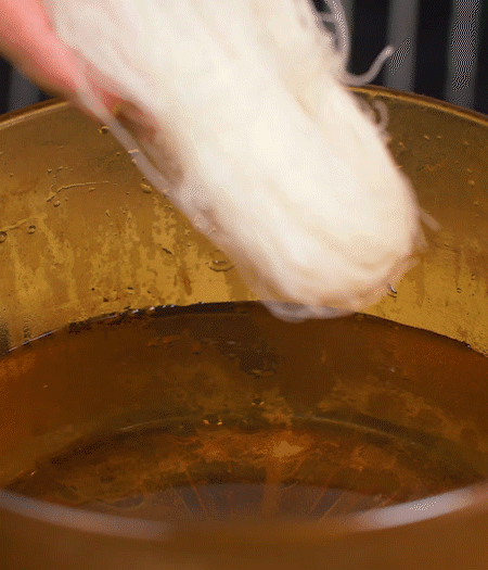 咸肉剁成咸肉糜，加入蔥姜末、香油攪拌均勻。