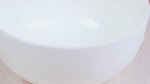 香腸切片，南瓜洗凈去皮切小塊，洋蔥切絲，米淘洗干凈備用。