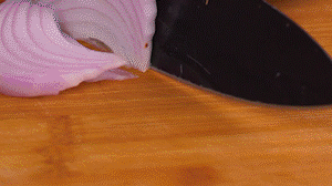 鍋中少許油，熱油倒入香腸煸炒出油，倒入南瓜塊、洋蔥翻炒片刻。