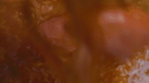 依次加入配方中的調(diào)味料調(diào)味，倒適量清水煮一下。