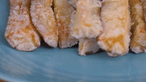 炸制油溫在7成左右，茄子炸至金黃色即可撈出。