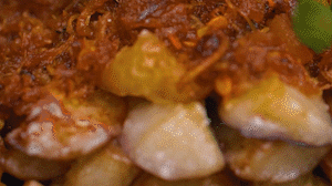 把茄子一條一條的擺好放在盤子上，上鍋蒸制3到4分鐘，出鍋后撒上蔥花。