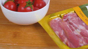 洋蔥、土豆切丁塊，火腿切小片，小番茄對半切開。