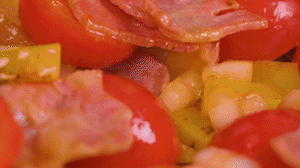 接著放入土豆和洋蔥，翻炒兩分鐘斷生。