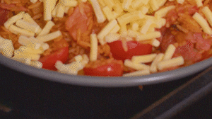 烤箱上下火180度預(yù)熱，將米飯分別盛入容器中。表面均勻的撒上馬蘇里拉芝士碎，放進(jìn)烤箱中層烤20分鐘左右，待芝士融化上色即可。