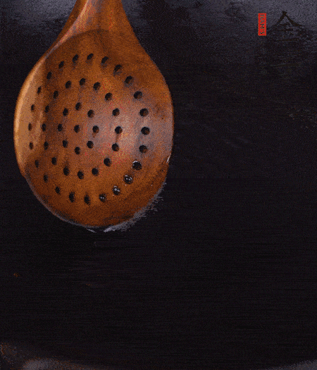 鍋中多倒些花生油，油溫達(dá)80度時(shí)，下芋頭丁炸 40 秒，直到表皮金黃，撈出待用。