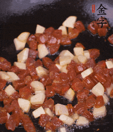 鍋中熱油，下香腸丁、茭白丁大火炒出香味。倒入米飯拍散，炒2～3分鐘。