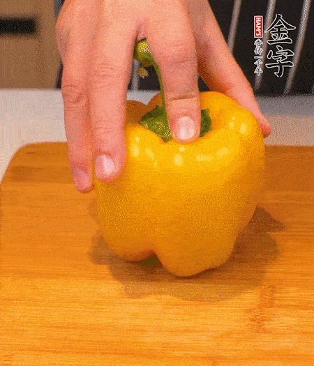 干花菇提前泡發(fā)，胡蘿卜、青椒、黃椒和花菇切丁，小紅椒切圈，小蔥切末。