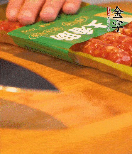 洋蔥切丁，金字土香腸切片。