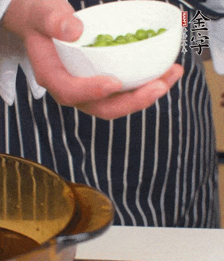 胡蘿卜、豌豆和干花菇焯水。