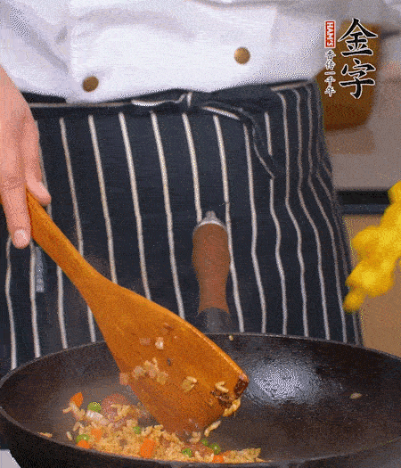 加咖喱塊、少許鹽、白糖調味，炒至咖喱塊融化后，倒米飯，翻炒至每粒米飯都包裹上咖喱，再放黃椒、青椒粒，出鍋前加菠蘿粒和小蔥翻拌均勻。