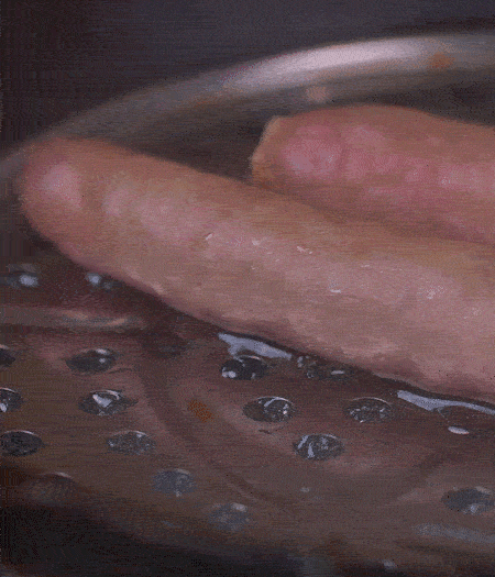 金字10°鮮低溫香腸蒸10分鐘后，切片。