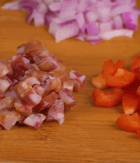 黃椒、紅椒、白洋蔥、土豆、大蔥分別切丁。金字10°鮮低溫香腸切丁。