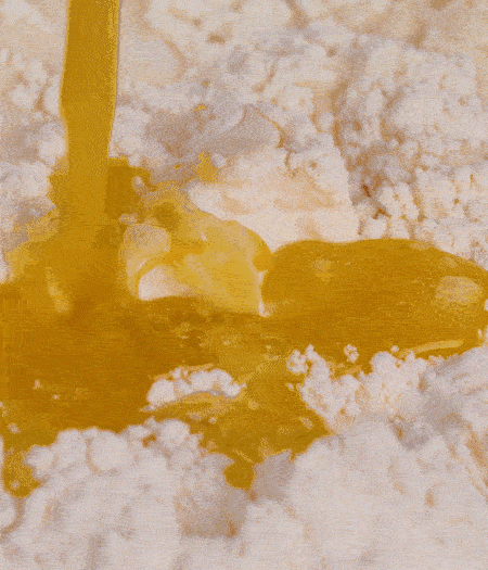 加融化的30g黃油（要不熱再倒）、黃椒、紅椒、白洋蔥、土豆、大蔥、香腸繼續(xù)攪拌均勻。